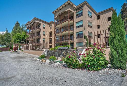 Lake Chelan Resort Condo Pool and Hot Tub Access!