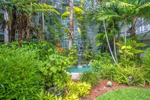 Renovated Naples Condo Walk to Beach and 3rd St - image 2