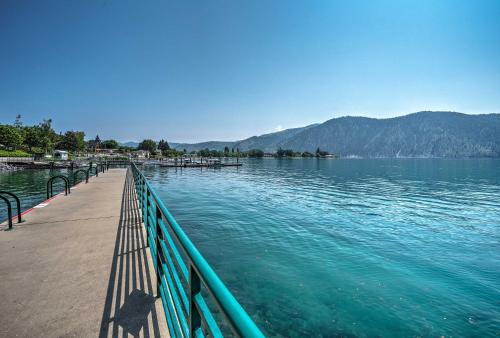 Lake Chelan Resort Condo Pool and Hot Tub Access!