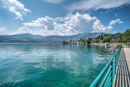 Lake Chelan Resort Condo Pool and Hot Tub Access!