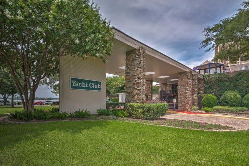 Golf, Swim & Dine! Condo w/ Lake Conroe Access in Montgomery (TX)