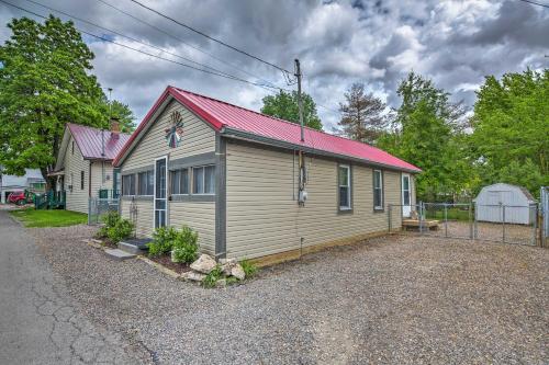 . 1940s Cottage - Walk to Main St and Indian Lake