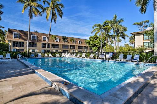 Renovated Naples Condo Walk to Beach and 3rd St - main image