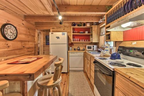 A-Frame Cabin with Hot Tub Less Than 1 Mi to Ober Gatlinburg in Gatlinburg, USA