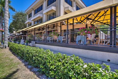 Renovated Naples Condo Walk to Beach and 3rd St - image 7