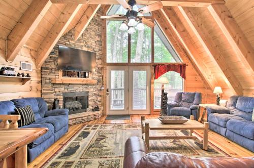 A-Frame Cabin with Hot Tub Less Than 1 Mi to Ober Gatlinburg in Gatlinburg, USA