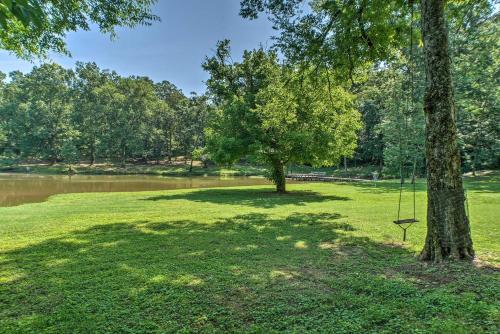 Guntersville Lake Cabin with 3 Fishing Ponds! - image 9