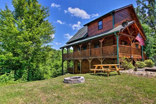 B&B Sevierville - Secluded Smoky Mountain Cabin with Theater and Hot Tub - Bed and Breakfast Sevierville