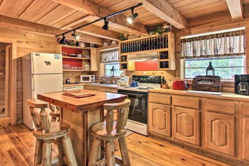 A-Frame Cabin with Hot Tub Less Than 1 Mi to Ober Gatlinburg in Gatlinburg, USA