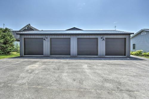 Modern Townhome with Deck - half Mi to Elkhart Lake! - image 6