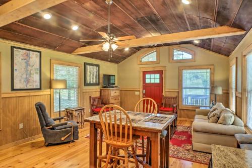 Guntersville Lake Cabin with 3 Fishing Ponds! in กันเตอร์สวิลล์ (AL)