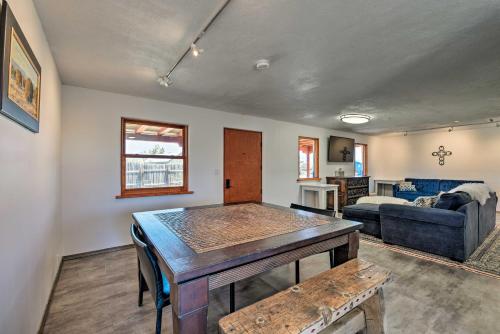 Chic Studio with Grill - 25 Mins to Taos Ski Valley! in El Prado, USA