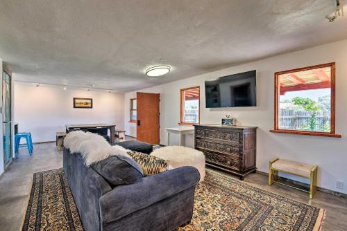 Chic Studio with Grill - 25 Mins to Taos Ski Valley! in El Prado, USA