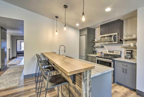 Elkhart Lake Townhome, Mins to Road America! in Elkhart Lake, USA
