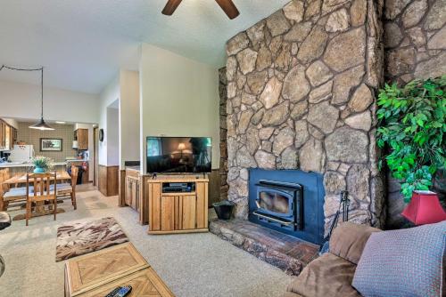 Cozy Rustic Condo Next To Angel Fire Resort!