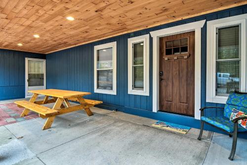 All Season Big Bear Lake House, Walk to Beach in Johannesburg (MI)