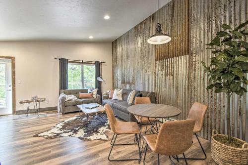 Elkhart Lake Townhome, Mins to Road America! in Elkhart Lake, USA