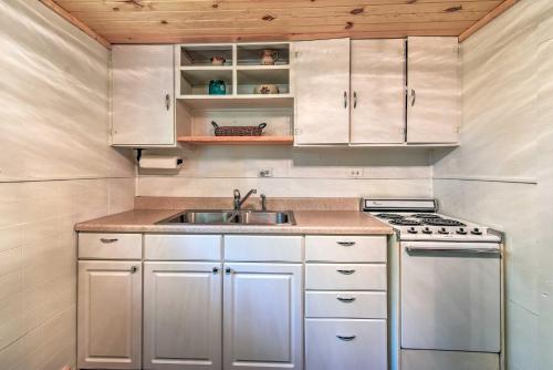 Cozy Candler Cottage - 11 Mi to DT Asheville! in Candler, USA