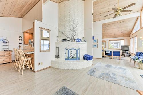 Beachfront Whidbey Island Home and Apartment! - main image