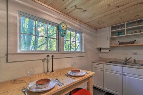 Cozy Candler Cottage - 11 Mi to DT Asheville! in Candler, USA