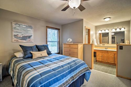 All Season Big Bear Lake House, Walk to Beach in Johannesburg (MI)