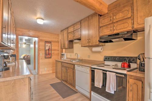 Cabin 6 Mi to Burr Trail, 32 Mi to Escalante! in Boldera (UT)