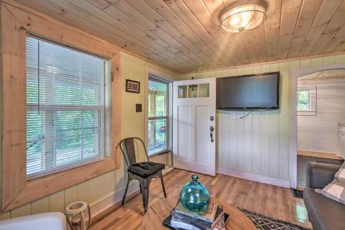 Cozy Candler Cottage - 11 Mi to DT Asheville! in Candler, USA