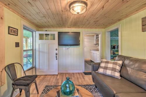 Cozy Candler Cottage - 11 Mi to DT Asheville! in Candler, USA