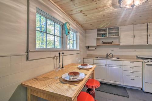 Cozy Candler Cottage - 11 Mi to DT Asheville! in Candler, USA