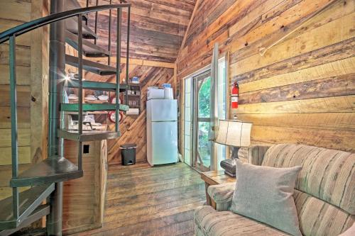 Creekside Cabin with Deck in Pisgah Forest! in Barnardsville, USA