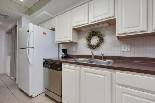 Beachfront Port Aransas Condo with Pool Access! - image 8
