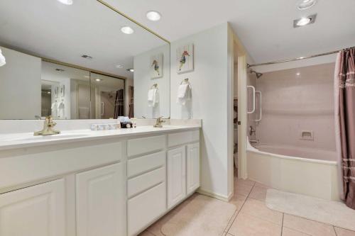 Beachfront Port Aransas Condo with Pool Access! - image 9