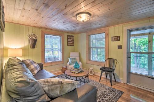 Cozy Candler Cottage - 11 Mi to DT Asheville! in Candler, USA
