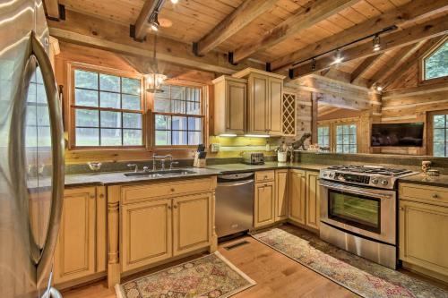 Creekside Berkeley Springs Cabin on 35 Acres! in Berkeley Springs (WV)