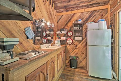 Creekside Cabin with Deck in Pisgah Forest! in Barnardsville, USA