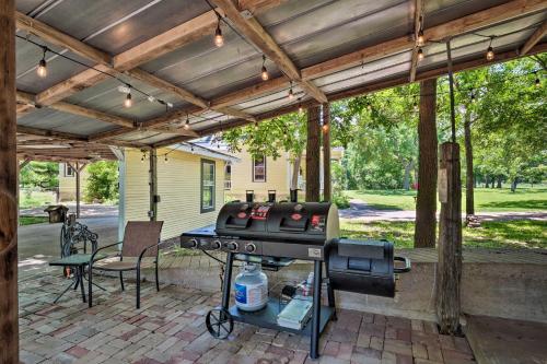 23-Acre Victorian Farmhouse 30 Min to Austin! - image 2