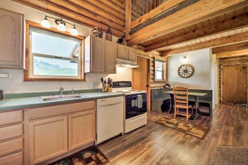 Pet-Friendly Moab Cabin w/ Mtn Views & BBQ! in La Sal (UT)