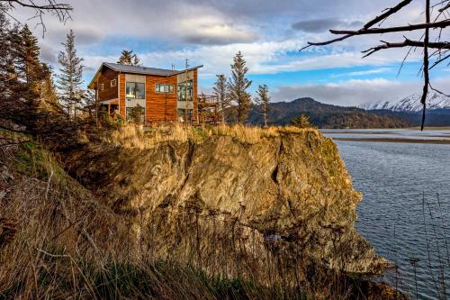 Luxury Homer Villa with Hot Tub on 22 Acres! - image 7