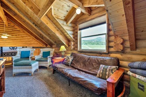 Pet-Friendly Moab Cabin w/ Mtn Views & BBQ! in La Sal (UT)