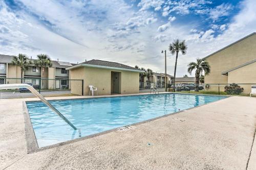 Resort Townhome with Patio Less Than half Mile To Beach Access!