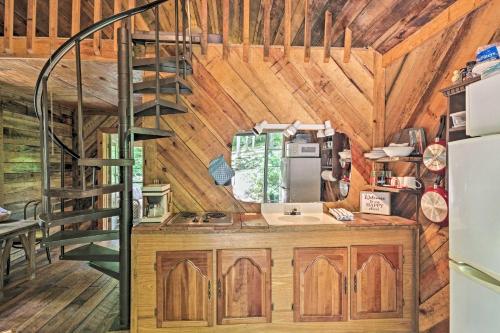 Creekside Cabin with Deck in Pisgah Forest! in Barnardsville, USA