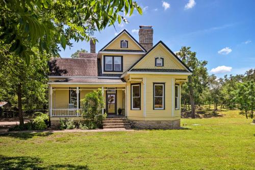 . 23-Acre Victorian Farmhouse 30 Min to Austin!