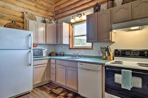 Pet-Friendly Moab Cabin with Mtn Views and BBQ!