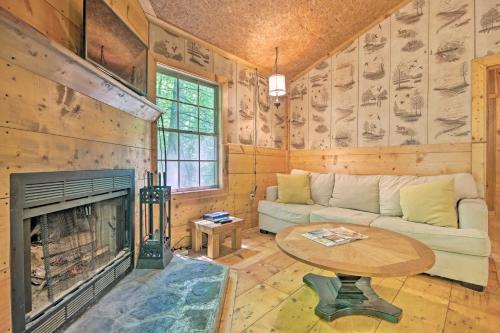 Pisgah Forest The Oak Cabin with Deck by Creek in Barnardsville, USA