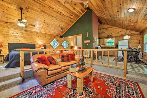 Secluded Studio with Deck about 8 Miles to Beaver Lake! - image 8