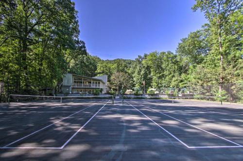 Eclectic Cabin with Hot Tub Less Than 1Mi to Ober Gatlinburg