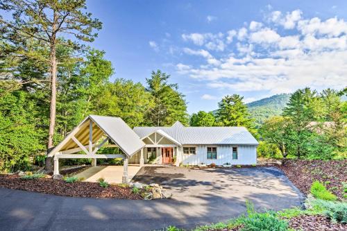 . Luxury Lakefront Hiawassee Cottage with Boat Dock!