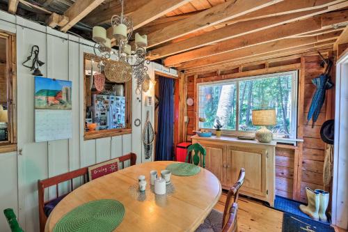 Cozy Lakefront Madison Cabin with Dock and Kayaks in 沃特維爾