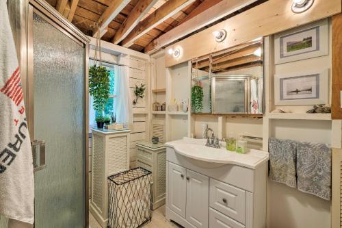 Cozy Lakefront Madison Cabin with Dock and Kayaks in 沃特維爾