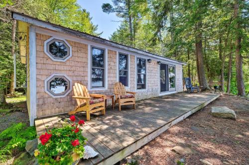 . Cozy Lakefront Madison Cabin with Dock and Kayaks